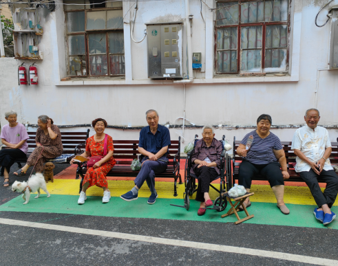 淮滨街道东城社区增设休闲座椅 让居民“坐”享幸福